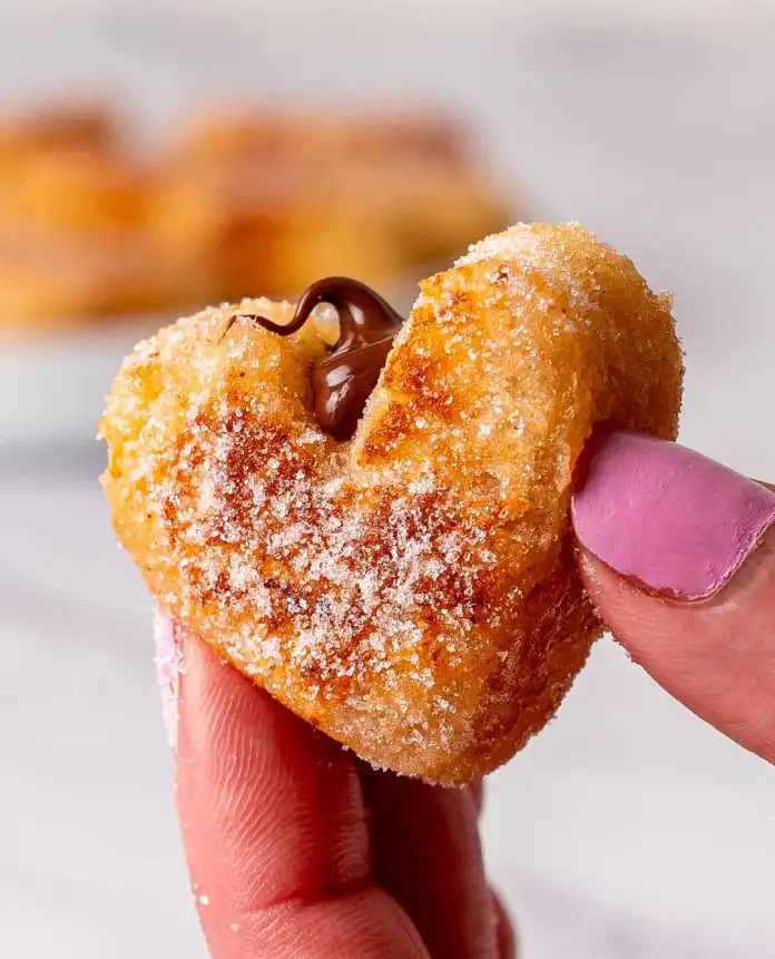 Sve što trebamo. French toast s Nutellom u obliku srca! Sve što trebamo. French toast s Nutellom u obliku srca!