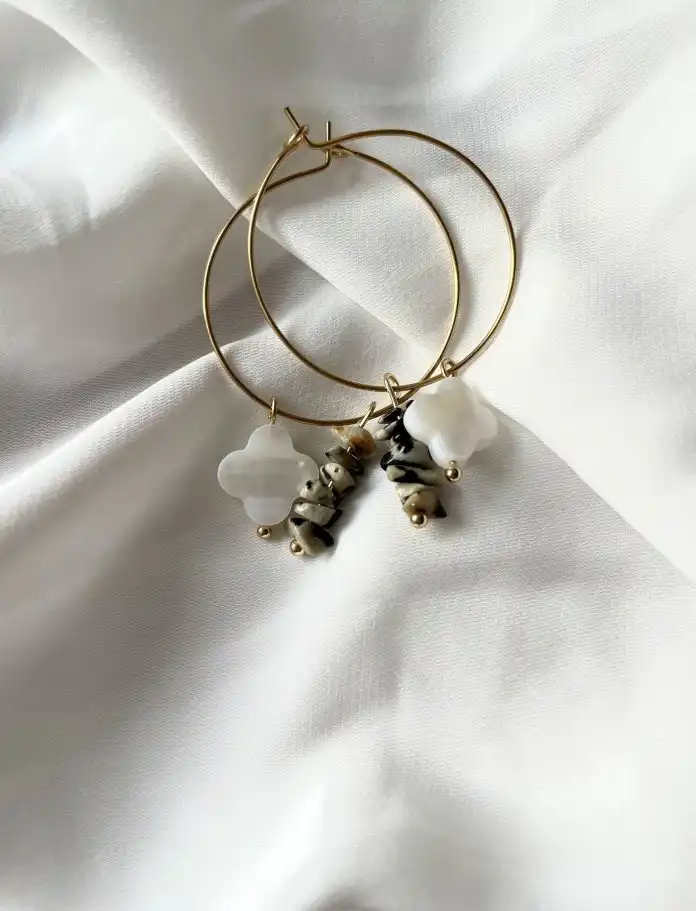 Dora Orešković Vrdoljak izrađuje prelijepe minimalističke naušnice Dora Orešković Vrdoljak izrađuje prelijepe minimalističke naušnice