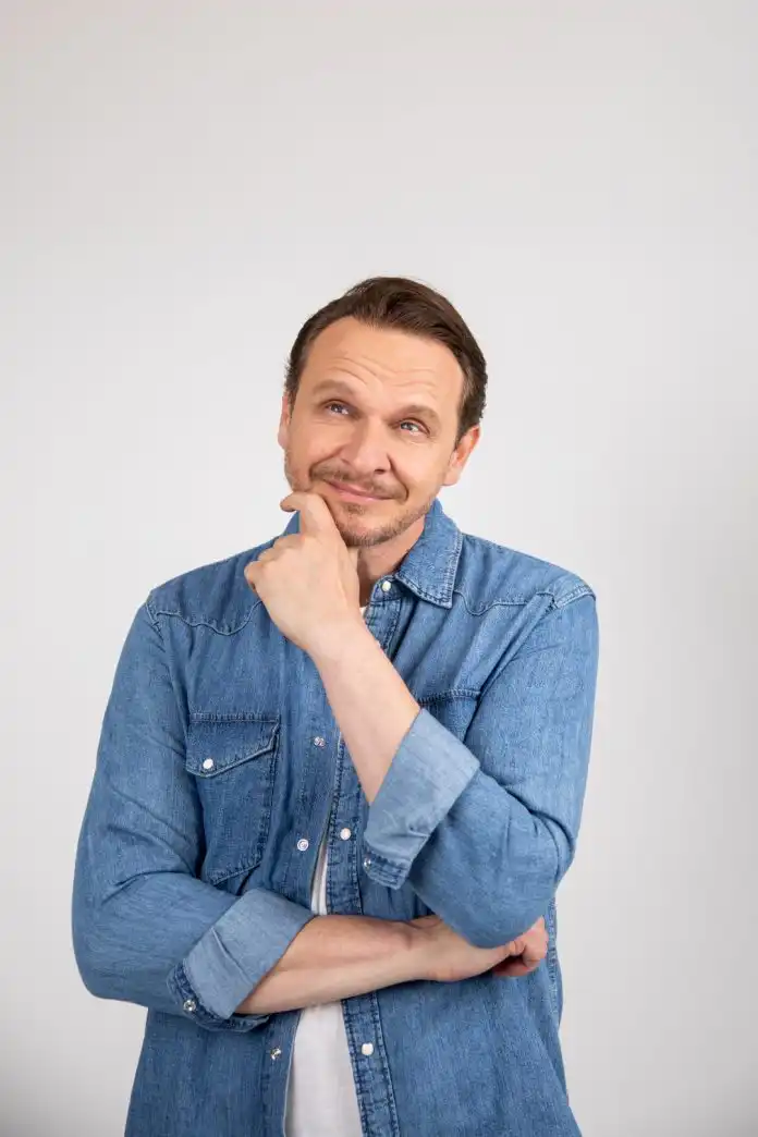 Enis Bešlagić dolazi u Hrvatsku sa samostalnom autorskom predstavom ‘Da sam ja neko’ Enis Bešlagić dolazi u Hrvatsku sa samostalnom autorskom predstavom ‘Da sam ja neko’