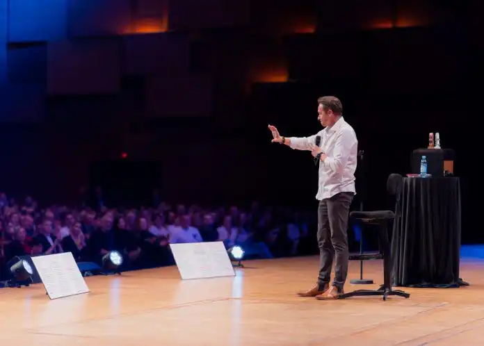 Enis Bešlagić oduševio predstavom ‘Da sam ja neko’. Nadamo se da će doći i u Rijeku. Enis Bešlagić oduševio predstavom ‘Da sam ja neko’. Nadamo se da će doći i u Rijeku.