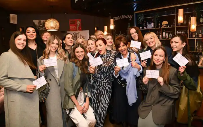 U riječkom Broadway baru održana prva Gin ‘n’ Makeup radionica U riječkom Broadway baru održana prva Gin ‘n’ Makeup radionica