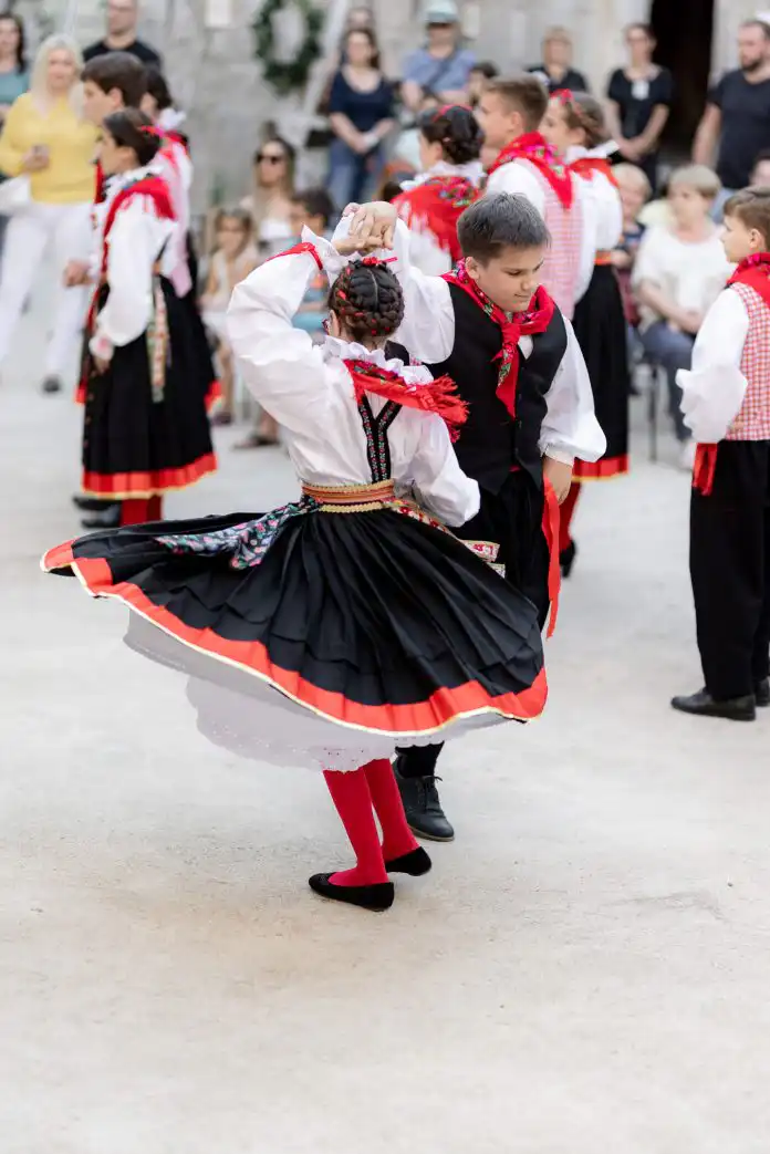 Krk. Pag. Pašman. I vrijedne ruke nadahnutih žena. U petak posjetite izložbu i konferenciju “Čuvarice baštine”. Krk. Pag. Pašman. I vrijedne ruke nadahnutih žena. U petak posjetite izložbu i konferenciju “Čuvarice baštine”.