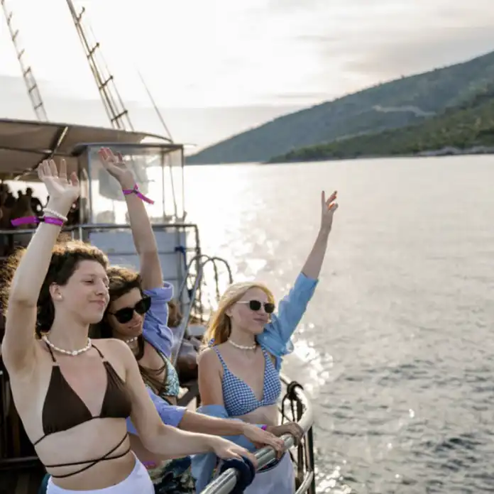 Sam je jedan od suosnivača OUT OF THE SEA boat party koncepta. Imamo intervju (na engleskom jeziku). Sam je jedan od suosnivača OUT OF THE SEA boat party koncepta. Imamo intervju (na engleskom jeziku).