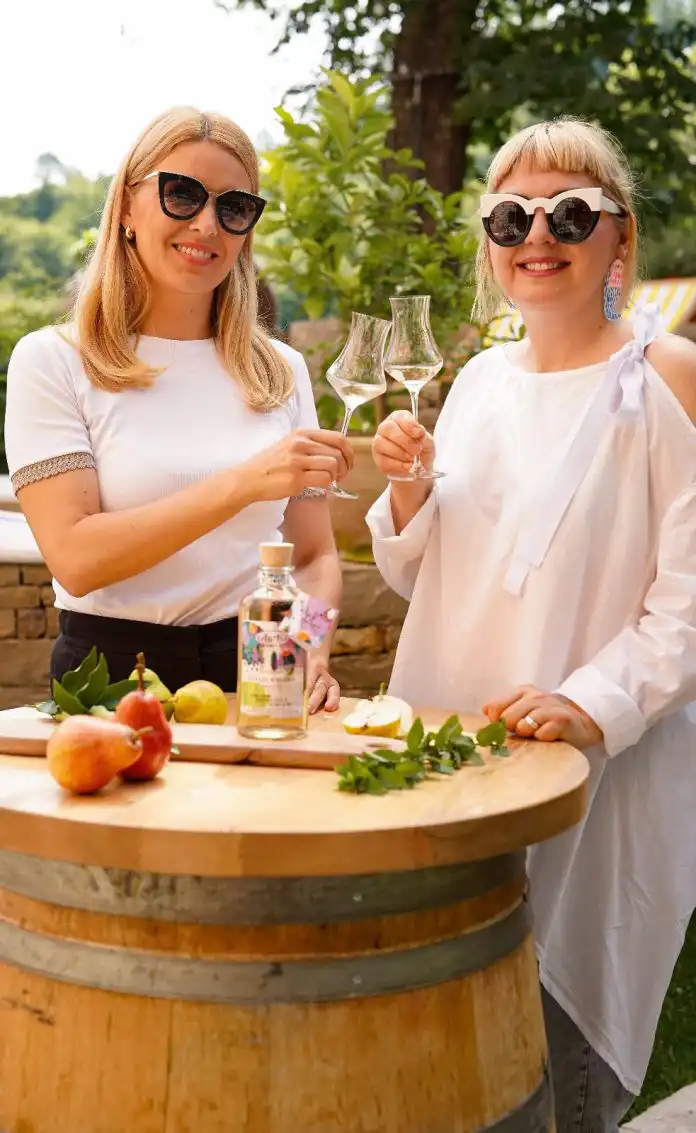 Kakva suradnja! Mirna Sišul i Destilerija Aura predstavljaju limitiranu bocu “Divlje Kruške” Kakva suradnja! Mirna Sišul i Destilerija Aura predstavljaju limitiranu bocu “Divlje Kruške”