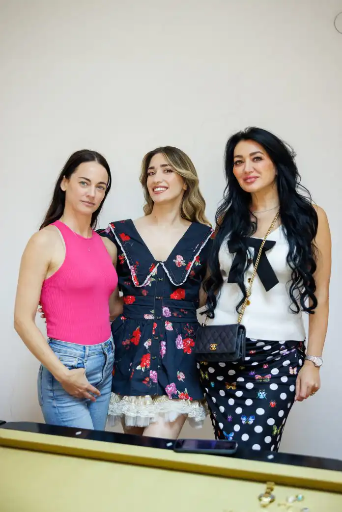 Zavirili smo na snimanje nove kampanje brenda Dr Vivian’s Estetics. Zavirili smo na snimanje nove kampanje brenda Dr Vivian’s Estetics.