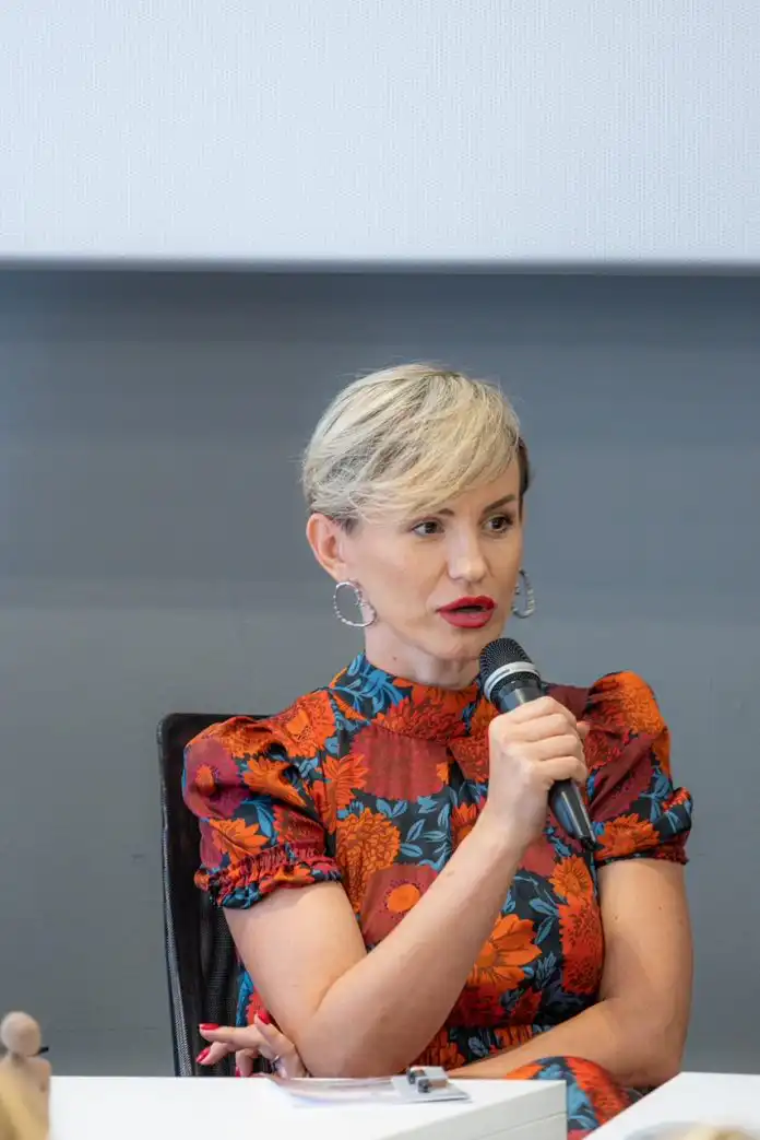 Stilueta Cafe: Brankica Raković Stilueta Cafe: Brankica Raković