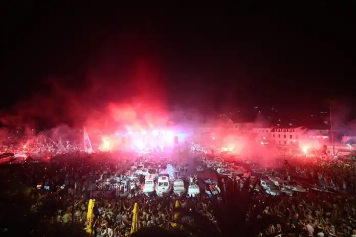 Prepuna Vela Luka pjevala u jedan glas za Olivera na koncertu „Trag u beskraju“ Prepuna Vela Luka pjevala u jedan glas za Olivera na koncertu „Trag u beskraju“