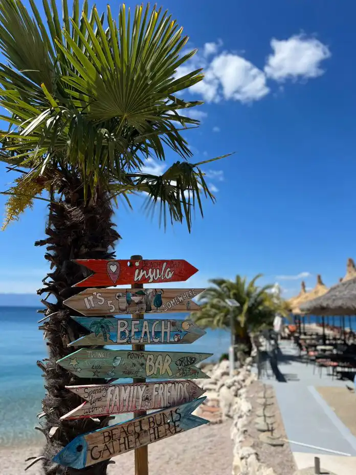 Savršen ljetni bijeg: Beach Bar Insula u Njivicama Savršen ljetni bijeg: Beach Bar Insula u Njivicama