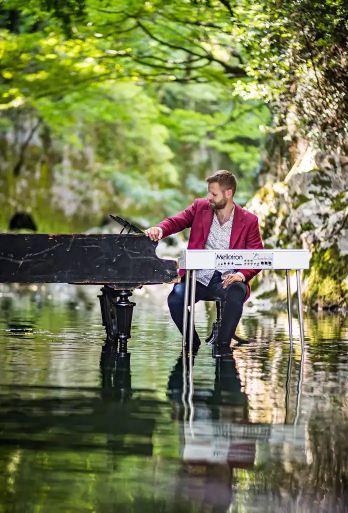 Zvjezdan Ružić i njegova filmska Pianotron glazba ekskluzivno u Amerikanskim vrtovima Zvjezdan Ružić i njegova filmska Pianotron glazba ekskluzivno u Amerikanskim vrtovima