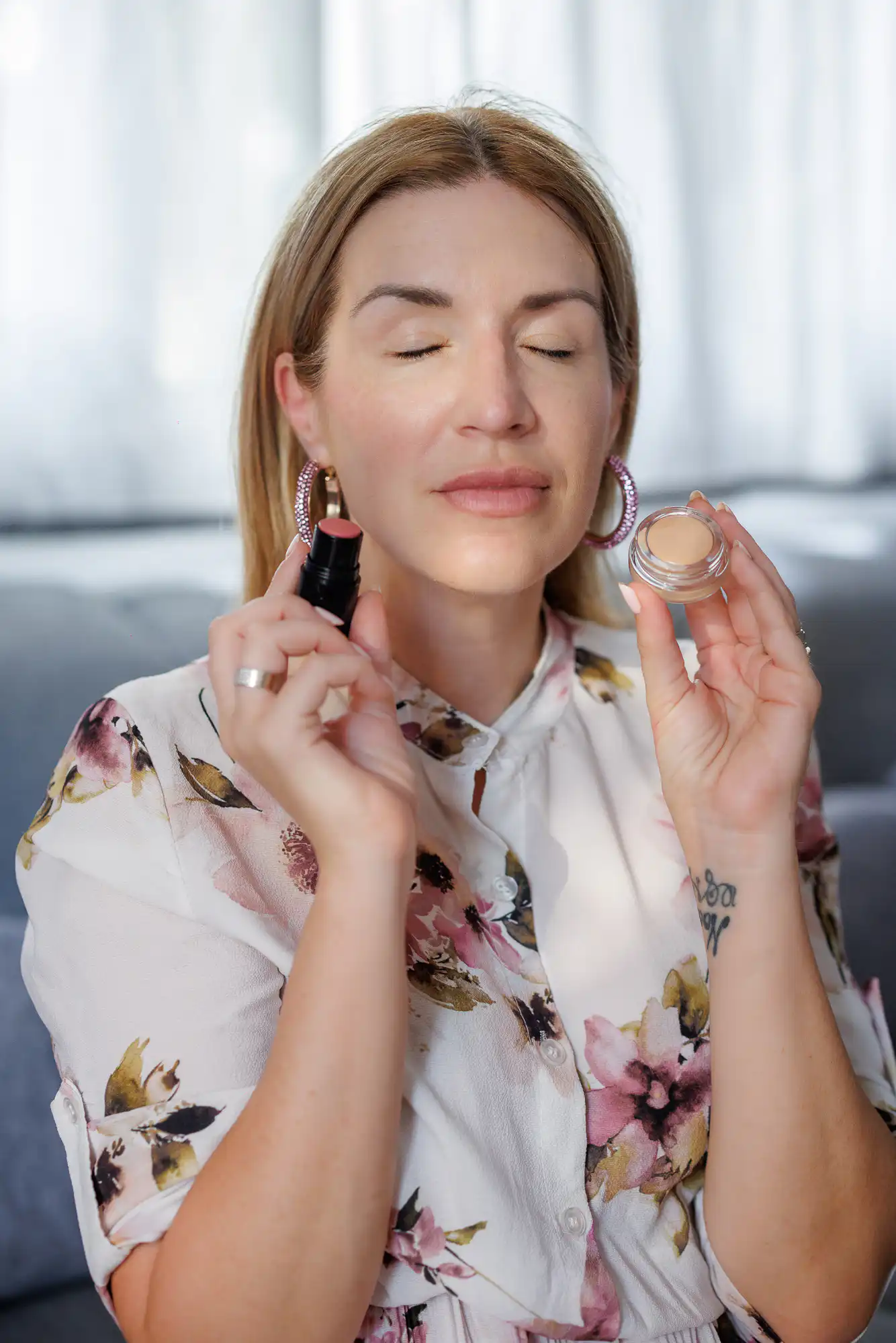 MAKE UP: MAKRIS NATURAL CONCEALER 002 NUDE - lice MAKRIS MULTI STICK SUNSET 005 - obrazi, kapci, usne
