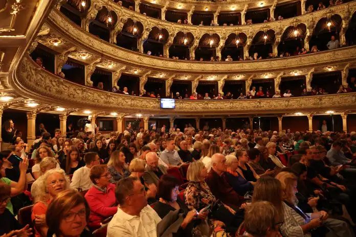 Riječka publika odlučila: „Božićna priča“, „U ritmu Broadwaya“ i „Grand Finale“ najbolje su predstave Riječka publika odlučila: „Božićna priča“, „U ritmu Broadwaya“ i „Grand Finale“ najbolje su predstave