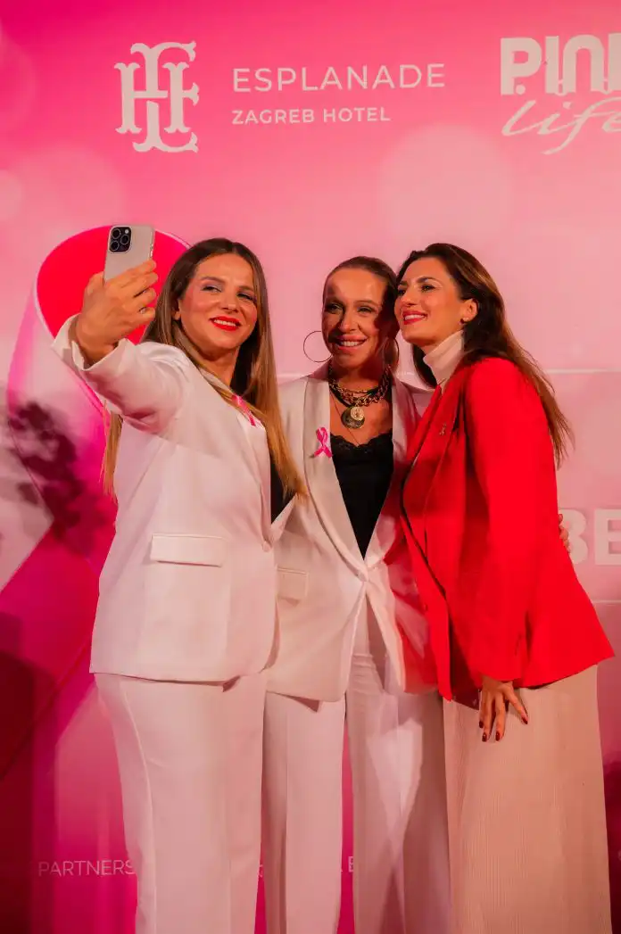 Pink Life i hotel Esplanade na terasi Oleander svečano ‘obojili’ pročelje u ružičasto i poslali snažnu poruku Pink Life i hotel Esplanade na terasi Oleander svečano ‘obojili’ pročelje u ružičasto i poslali snažnu poruku