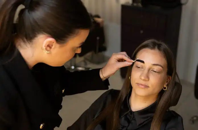 Niste zadovoljni svojim obrvama i trepavicama? Dovoljno je nekoliko minuta za promjenu. Niste zadovoljni svojim obrvama i trepavicama? Dovoljno je nekoliko minuta za promjenu.