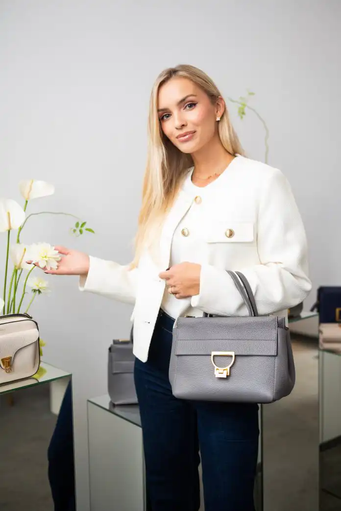 Tražite torbu koja će obilježiti jesen? Pogledajte Cocccinelle ponudu u Karli. Tražite torbu koja će obilježiti jesen? Pogledajte Cocccinelle ponudu u Karli.