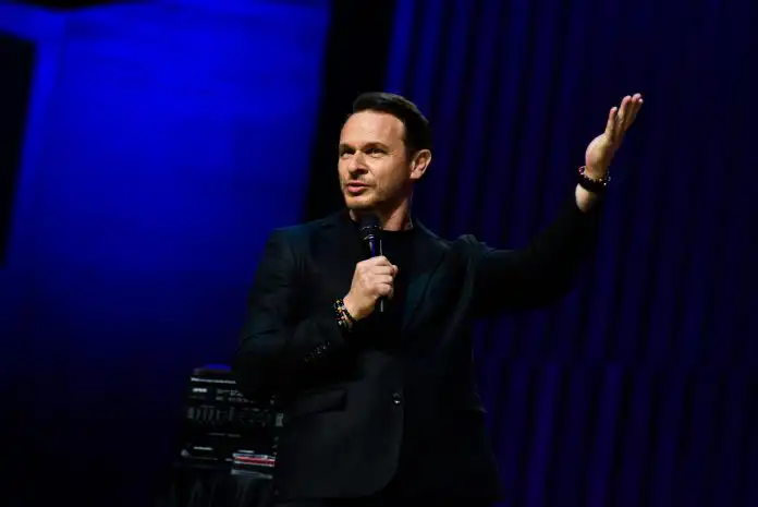 Enis Bešlagić odigrao stotu izvedbu autorske predstave ‘Da sam ja neko’! Enis Bešlagić odigrao stotu izvedbu autorske predstave ‘Da sam ja neko’!