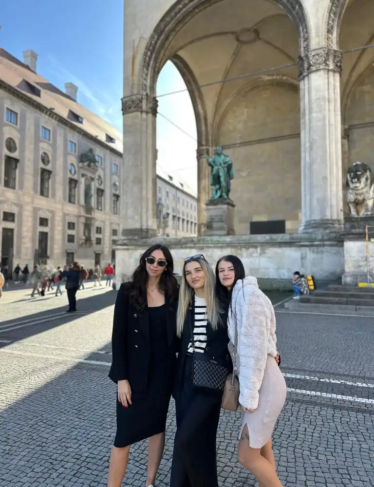 Travel priča by Mary Jane i Ema: Kad dvije prijateljice iznenade treću dolaskom u München!