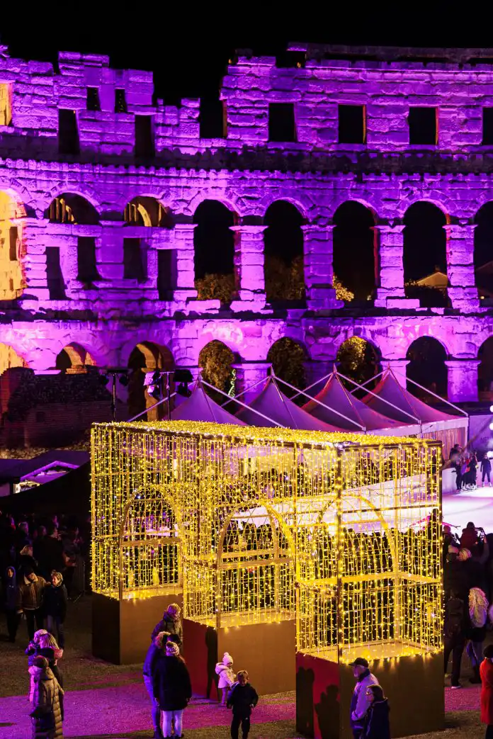 Stilueta XMAS: Dojmio nas se Advent u Puli i blagdanski sjaj pulske Arene. Stilueta XMAS: Dojmio nas se Advent u Puli i blagdanski sjaj pulske Arene.