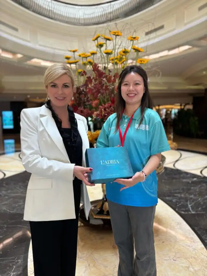 L’ADRIA Hydra Boost Duo u poklon-kutiji savršen je dar za blagdane, a osvojio je i Kinu zahvaljujući Kolindi Grabar Kitarović. L’ADRIA Hydra Boost Duo u poklon-kutiji savršen je dar za blagdane, a osvojio je i Kinu zahvaljujući Kolindi Grabar Kitarović.