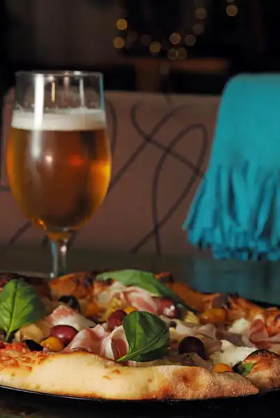 Kultni restoran Paris u Rijeci sada u ponudi ima i pizzu. Kultni restoran Paris u Rijeci sada u ponudi ima i pizzu.