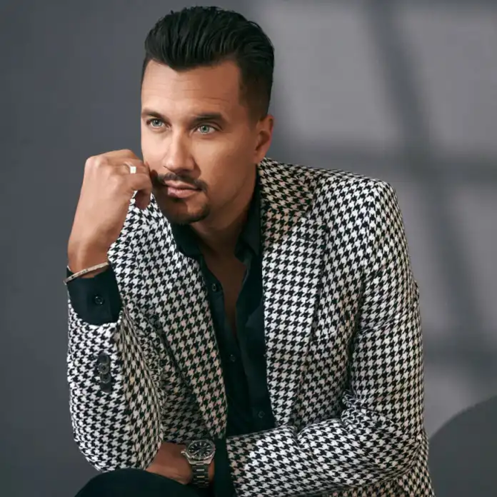 “Na Božić doći ću” je nova pjesma Marka Tolje, a posvećena je svima koji su u predblagdansko vrijeme daleko od kuće. “Na Božić doći ću” je nova pjesma Marka Tolje, a posvećena je svima koji su u predblagdansko vrijeme daleko od kuće.