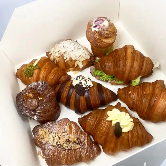 Danas je Svjetski dan kroasana, a jedni od naših favorita kriju se u slastičarni Cacao Rijeka. Danas je Svjetski dan kroasana, a jedni od naših favorita kriju se u slastičarni Cacao Rijeka.