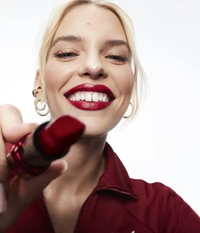 Avon predstavio nove ruževe. Dozvolite si nositi jarke boje! Avon predstavio nove ruževe. Dozvolite si nositi jarke boje!