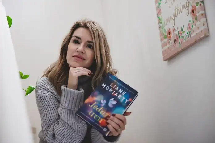 Stilueta čitaONA: Jedan tren, Liane Moriarty Stilueta čitaONA: Jedan tren, Liane Moriarty