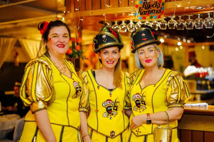 Prekrasna Noć krinolina na botelu Marina. Prekrasna Noć krinolina na botelu Marina.