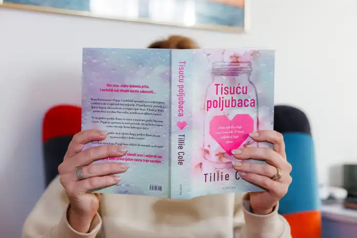 Stilueta čitaONA: 1000 poljubaca, Tillie Cole Stilueta čitaONA: 1000 poljubaca, Tillie Cole