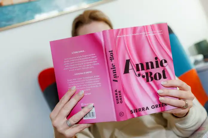 Stilueta čitaONA: Annie Bot, Sierra Greer Stilueta čitaONA: Annie Bot, Sierra Greer