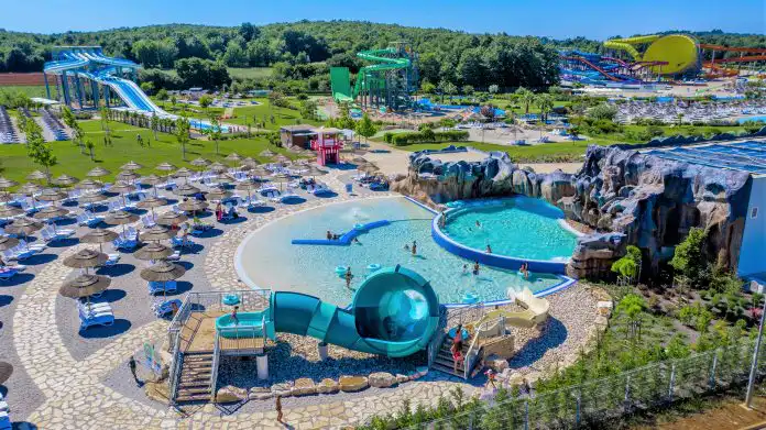 Kupite odmah sezonsku ulaznicu po promo cijeni koja vrijedi za aquapark Istralandia i za Aquacolors! Kupite odmah sezonsku ulaznicu po promo cijeni koja vrijedi za aquapark Istralandia i za Aquacolors!