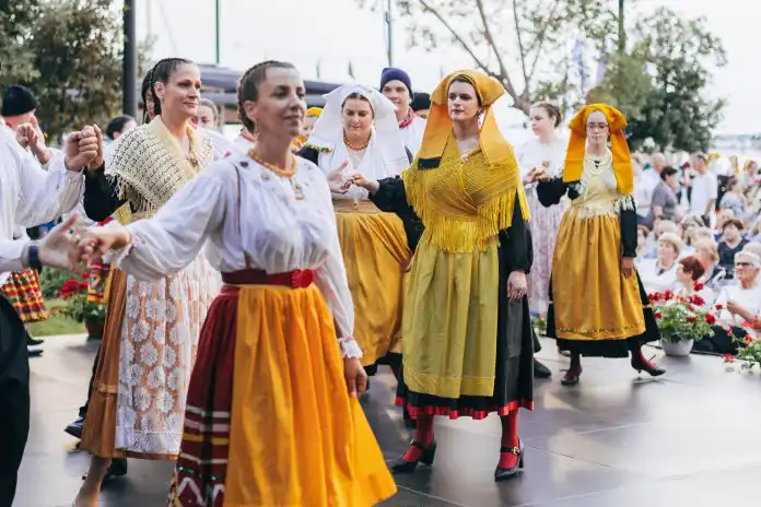 Otok Krk s ponosom nosi titulu domaćina najstarijeg festivala folklora u Republici Hrvatskoj Otok Krk s ponosom nosi titulu domaćina najstarijeg festivala folklora u Republici Hrvatskoj