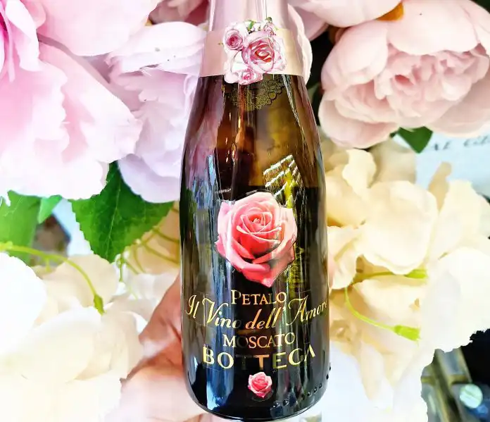 Zlatni art trenuci! Vinea Gold u petak ima kreativnu radionicu, uz vino, naravno. Zlatni art trenuci! Vinea Gold u petak ima kreativnu radionicu, uz vino, naravno.