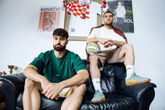 Mateo Kovačić i Joško Gvardiol u retro kampanji za Lunilou: “Vrijednosti koje ne izlaze iz mode” Mateo Kovačić i Joško Gvardiol u retro kampanji za Lunilou: “Vrijednosti koje ne izlaze iz mode”