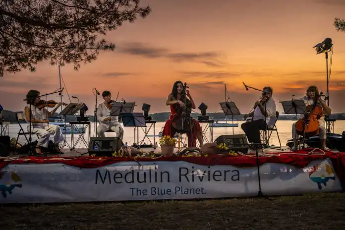 Ana Rucner i obitelj oduševili Medulin glazbom i emocijama uz zalazak sunca Ana Rucner i obitelj oduševili Medulin glazbom i emocijama uz zalazak sunca