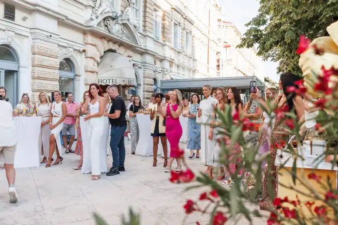 Terasa Hotela Continental je savršeno mjesto za ljetna druženja, naša i vaša. Terasa Hotela Continental je savršeno mjesto za ljetna druženja, naša i vaša.