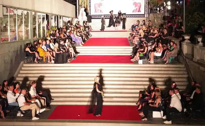 Riječke stepenice i ove godine donose modni spektakl u centar Rijeke. Riječke stepenice i ove godine donose modni spektakl u centar Rijeke.