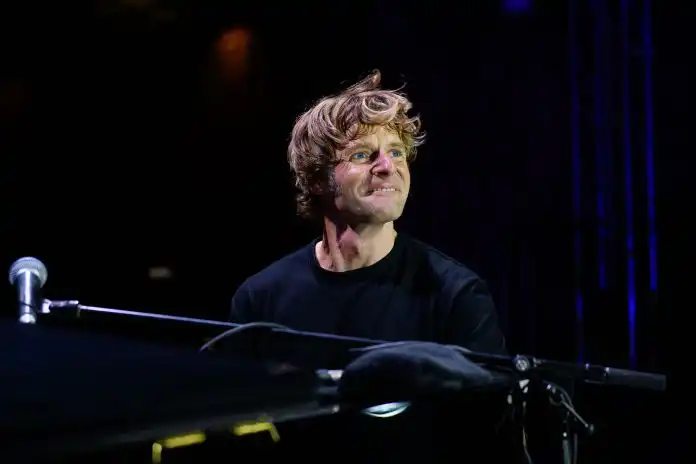 Zvjezdan Ružić u intimnom i ogoljenom koncertu pretvorio Opatiju u filmsku pozornicu svog života Zvjezdan Ružić u intimnom i ogoljenom koncertu pretvorio Opatiju u filmsku pozornicu svog života