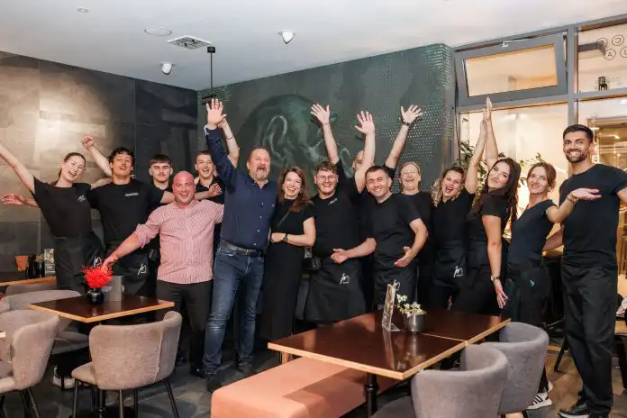 Većina kancelarija je ozbiljna i službena, ali ne i riječka Kancelarija koja je u subotu slavila. Većina kancelarija je ozbiljna i službena, ali ne i riječka Kancelarija koja je u subotu slavila.