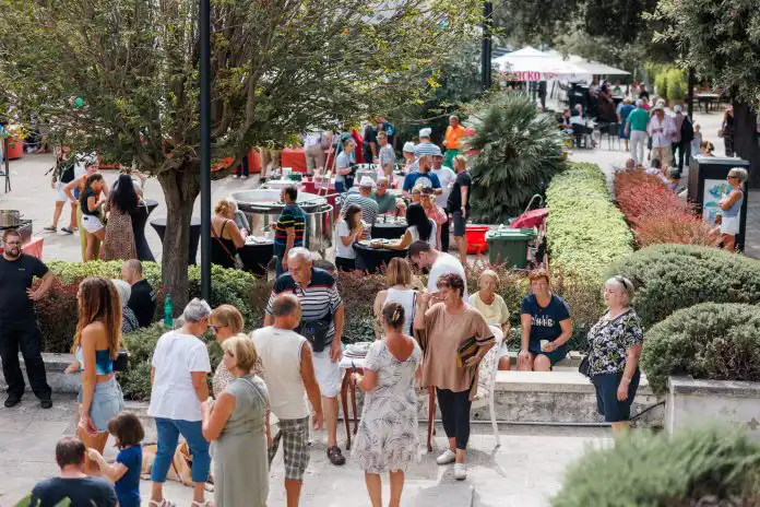 Ako vam možemo dati jednu preporuku za nedjelju, to je definitivno manifestacija Novljanski gušti. Ako vam možemo dati jednu preporuku za nedjelju, to je definitivno manifestacija Novljanski gušti.