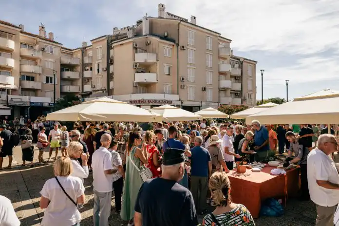 Sunce, klapska pjesma i vrhunske delicije: Novljanski gušti ponovno oduševili Sunce, klapska pjesma i vrhunske delicije: Novljanski gušti ponovno oduševili
