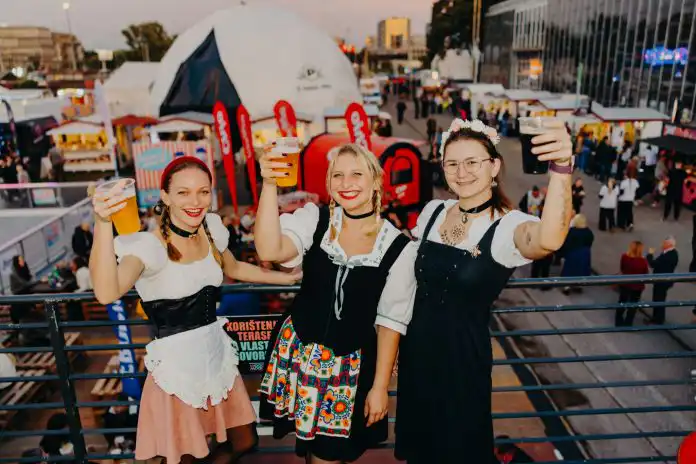 Zagreb je postao epicentar dobre zabave! Krenuo je Oktobeer Fest, najveći festival zabave u Hrvatskoj! Zagreb je postao epicentar dobre zabave! Krenuo je Oktobeer Fest, najveći festival zabave u Hrvatskoj!