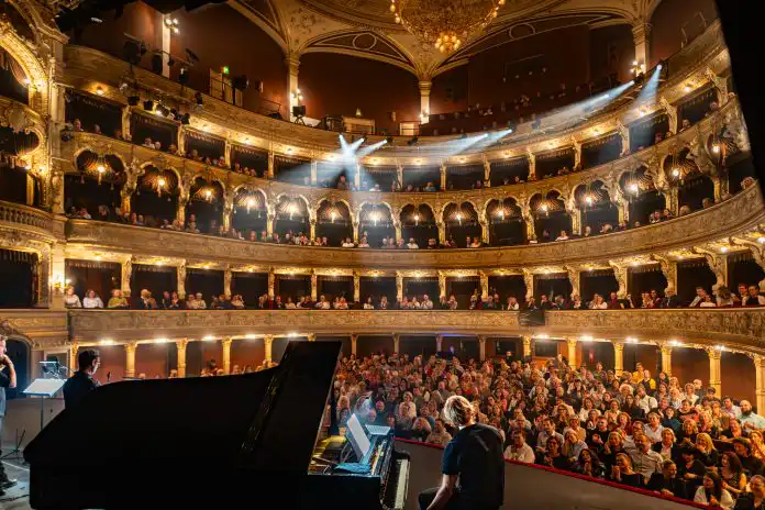 Zvjezdan Ružić obilježio deset godina samostalne karijere emotivnim koncertom Zvjezdan Ružić obilježio deset godina samostalne karijere emotivnim koncertom