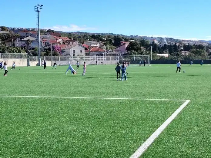 Osnovna škola Turnić potiče važnost sporta i zajedništva u nastavi. Osnovna škola Turnić potiče važnost sporta i zajedništva u nastavi.