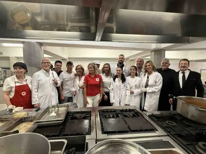 Nastavlja se humanitarna akcija Crvenog križa. Za potrebite kuhaju vinski znalci Nastavlja se humanitarna akcija Crvenog križa. Za potrebite kuhaju vinski znalci