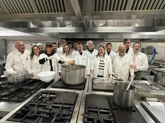 Vinski znalci kuhali za potrebite u humanitarnoj akciji Vinski znalci kuhali za potrebite u humanitarnoj akciji