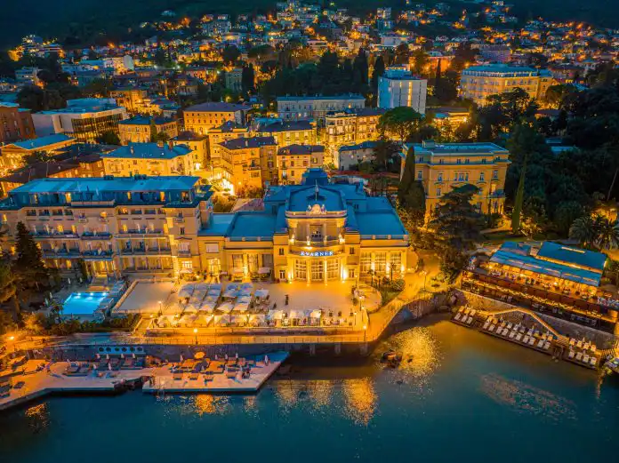 Doček Nove godine u Kristalnoj dvorani Hotela Kvarner – svečani početak 2026. uz more Doček Nove godine u Kristalnoj dvorani Hotela Kvarner – svečani početak 2026. uz more