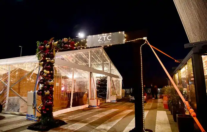 ZTC Advent donosi blagdane ispred glavnog ulaza u ZTC. ZTC Advent donosi blagdane ispred glavnog ulaza u ZTC.