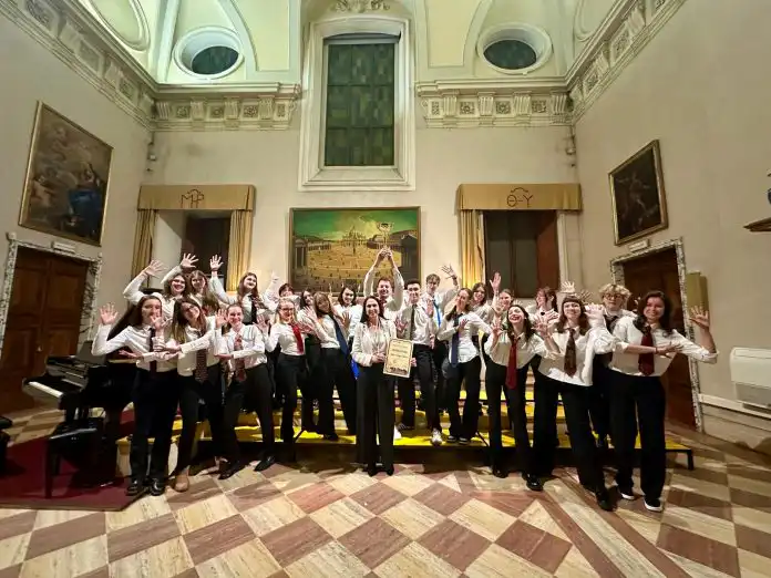 Riječki gimnazijalci osvojili zlato na međunarodnom zborskom natjecanju u Rimu Riječki gimnazijalci osvojili zlato na međunarodnom zborskom natjecanju u Rimu