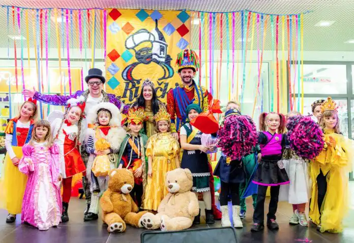 David Bulić i Nora Pečenković su princ i princeza Riječkog karnevala. David Bulić i Nora Pečenković su princ i princeza Riječkog karnevala.